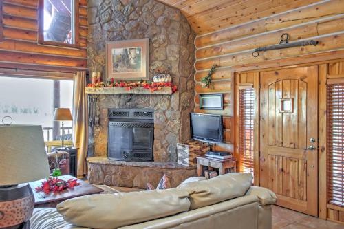 Rustic Cabin with Decks, Alpine Views and Pool Table!, Flagstaff (zdjęcie 3)