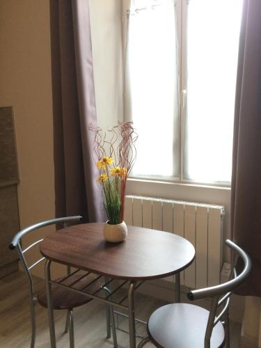 STUDIO proche gare avec kitchenette et wifi - porte rouge