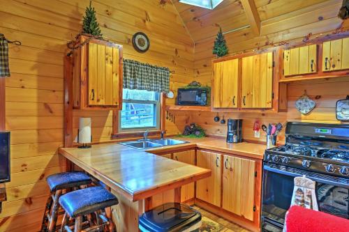 Rustic Dundee Log Cabin with Hot Tub and Forest Views! in 坎頓市中心