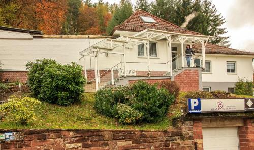 Villa Bruderfels, Garni