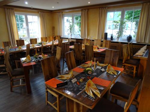 Hotel 4 Jahreszeiten mit Restaurant in البستادت