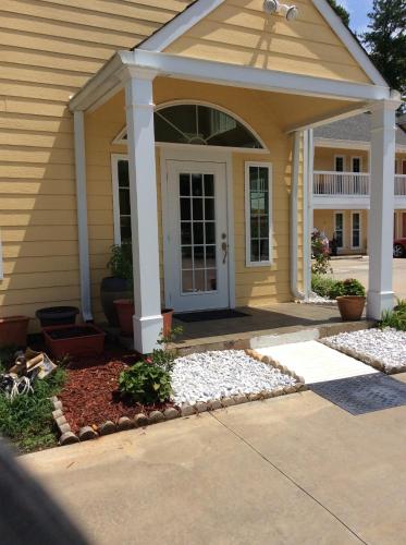 Days Inn by Wyndham Cornelia - main image