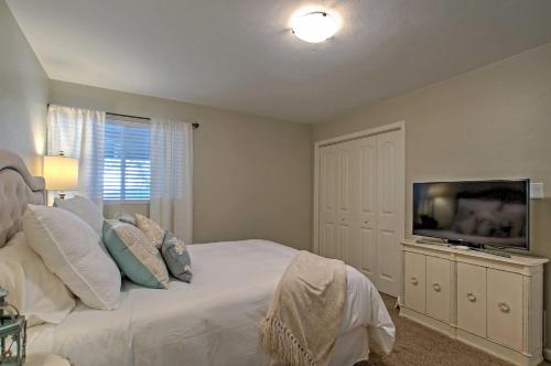 Pristine Phoenix Residence with Camelback Mtn Views!