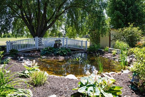 Lyndonville House with Fire Pit and Screened-In Patio! - image 2