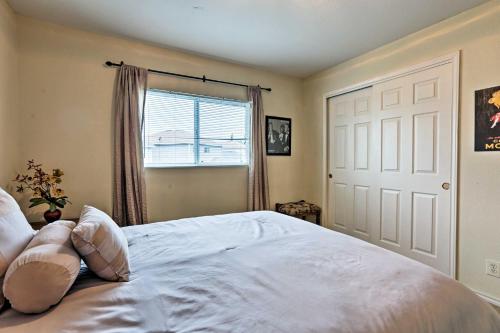 Cozy San Antonio Getaway with Yard about 12 Mi to Dtwn!