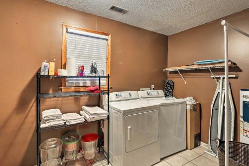 Mt Pleasant House with Screened Patio and Pool Table! - image 7