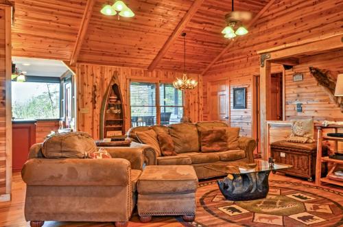 Rustic Cabin with Hot Tub 2 Mi to Unicoi State Park in Sautee Nacoochee, Vereinigte Staaten von Amerika