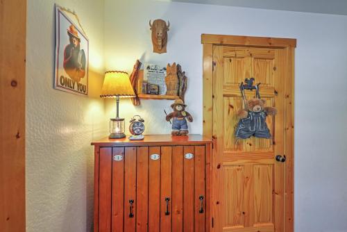 Bright Klamath Falls Cabin with Deck and Mtn Views! - image 2