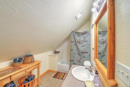 Bright Klamath Falls Cabin with Deck and Mtn Views! - image 4