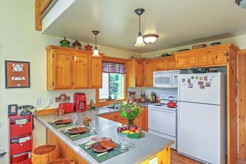 Bright Klamath Falls Cabin with Deck and Mtn Views! - image 7