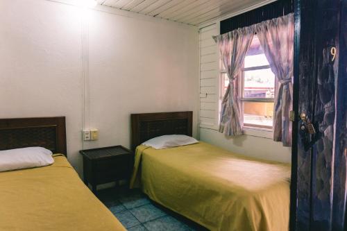 Twin Room image 2