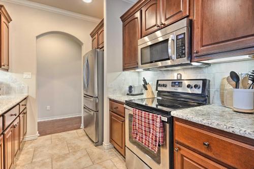 College Station Townhouse with Private Patio