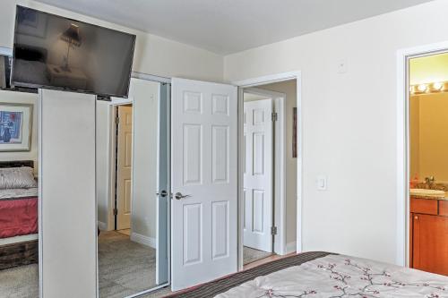 Las Vegas Condo w/Patio, Pool & Gym-5 Min to Strip