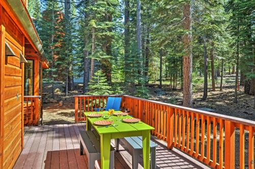 Cozy Truckee and Northstar Cabin with Den and Fireplace! Truckee