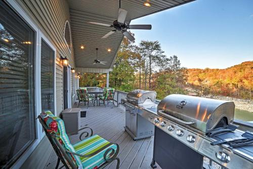 Caryville Home with Private Dock and Norris Lake Views in 加利威爾