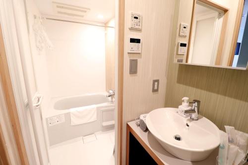 Economy Twin Room image 6