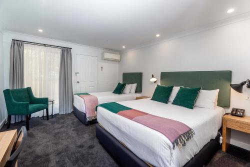 Town Square Motel and Metropolitan Hotel Set in a prime location of Orange, Town Square Motel puts everything the city has to offer just outside your doorstep. The property features a wide range of facilities to make your stay a pleasant exp