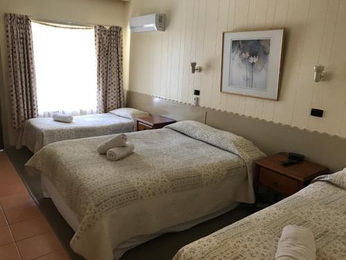 1 queen bed, 2 twin beds