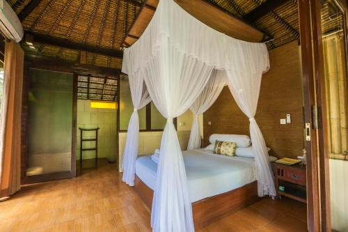One-Bedroom Bungalow with Garden View  and Free Benefits image 2