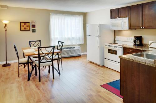 ห้องครัว, ทราเวลลอดจ์ โฮเทล ซัดบิวรี (Travelodge by Wyndham Sudbury) in ซัดบูรี่ (ON)