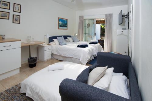 1 king bed, 1 sofa bed