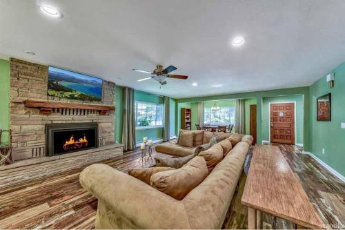 745 Los Angeles home - image 9