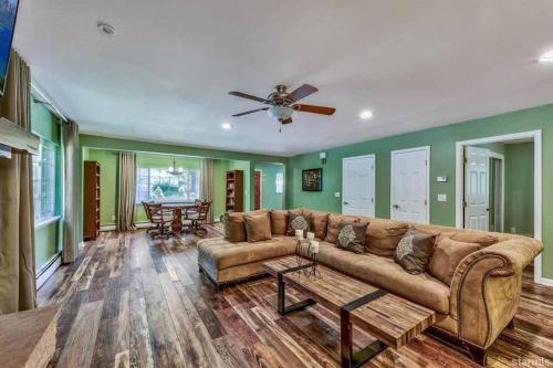 745 Los Angeles home - image 11