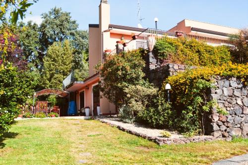  Villa Elegante a Viagrande in Sicilia vicina al Mare e Monte Etna, Pension in Viagrande