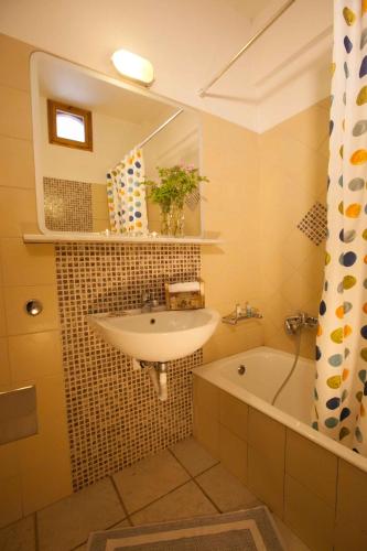  Grekis Beach Hotel and Apartments in Petalidi