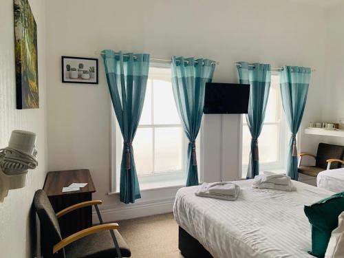 Four Oaks Hotel - image 12