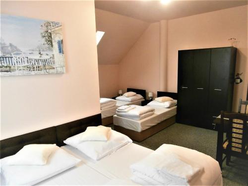 1 queen bed, 2 twin beds