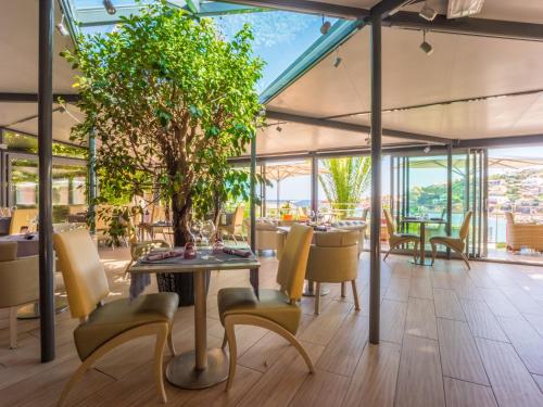 Restaurant, Hotel et Appart Hotel Les Flots Bleus in Antheor