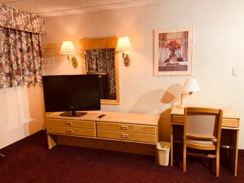 Coliseum Inn & Suites - Garden City Long Island - image 2