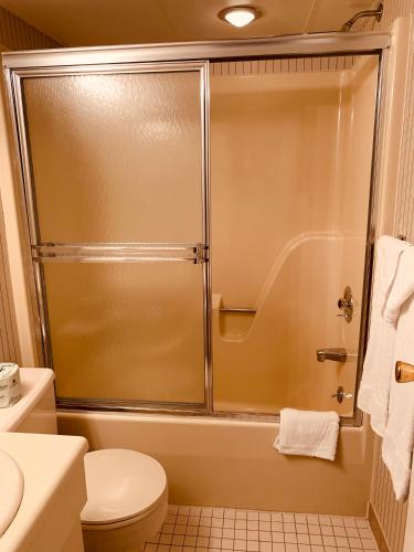 Coliseum Inn & Suites - Garden City Long Island - image 4