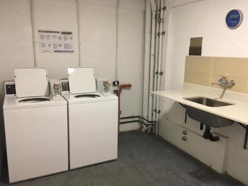 One-Bedroom Apartment image 2