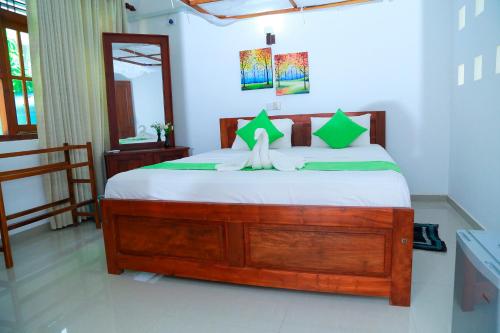 1 queen bed, 1 twin bed