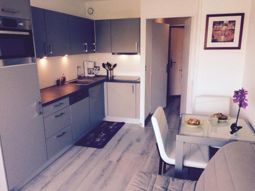 Bar/lounge, Appartement 2 pieces, renove, 2 piscines+tennis, mer, climatisation in La Fontonne