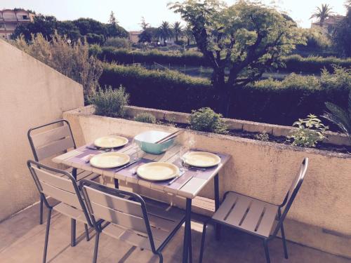 Facilities, Appartement 2 pieces, renove, 2 piscines+tennis, mer, climatisation in La Fontonne