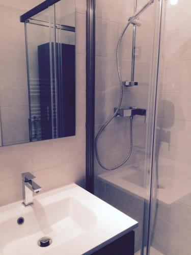 Bathroom, Appartement 2 pieces, renove, 2 piscines+tennis, mer, climatisation in La Fontonne