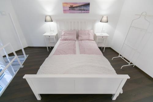 Sleek Minimalist Studio at Inner City, Budapešť (fotografie 10)