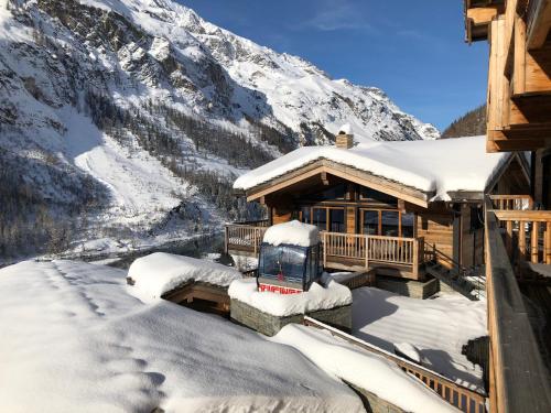 Chalet Carte Blanche Raven