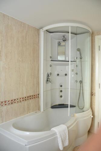 room detail thumbnail 2