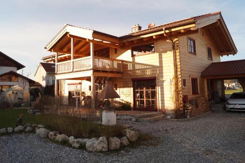 Ferienwohnung im gemütlichen Blockhaus vor den Bergen - Apartment - Wielenbach