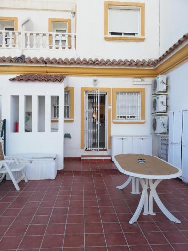 LUJOSO ADOSADO de TRES HABITACIONES en VERA PLAYA A 200 METROS DEL MAR