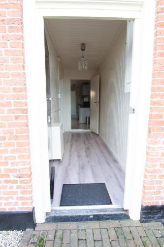 Είσοδος, Vissershuisje aan de waddenzee in Ντόνγκεραντίλ