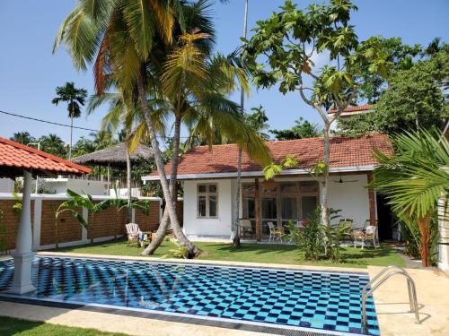 2 bedrooms, 5 beds