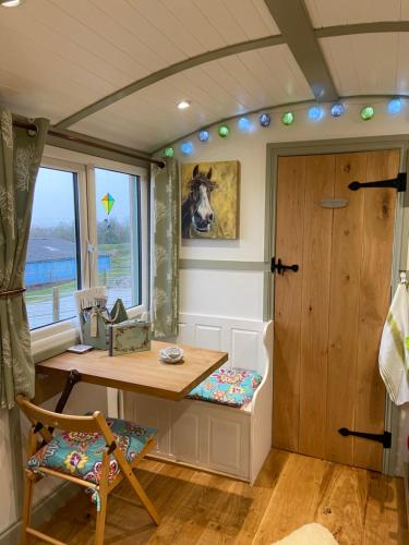 Willowbank shepherds hut in Taunton