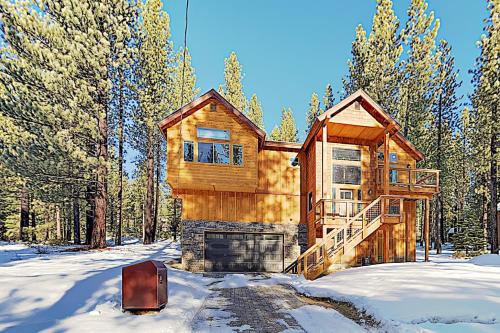 Lavish New-Build: Private Hot Tub & 2 Living Areas home South Lake Tahoe