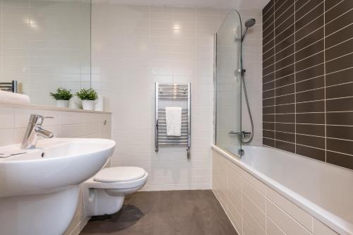 Scenic Dock View Apartment in Central Liverpool - Great for Long Stays