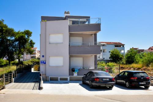 2 bedrooms, 3 beds